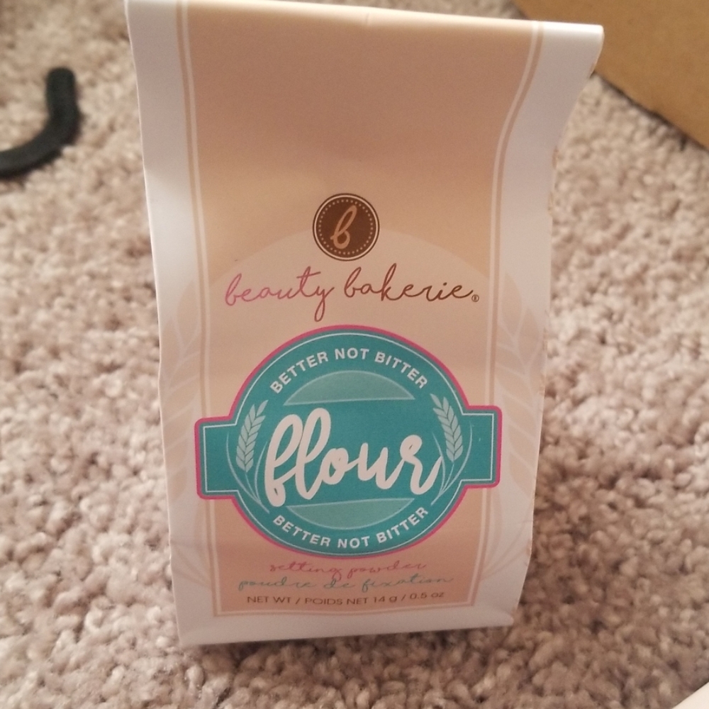 NIB-Beauty Bakerie Flour Setting Powder in Shade Oat (translucent)